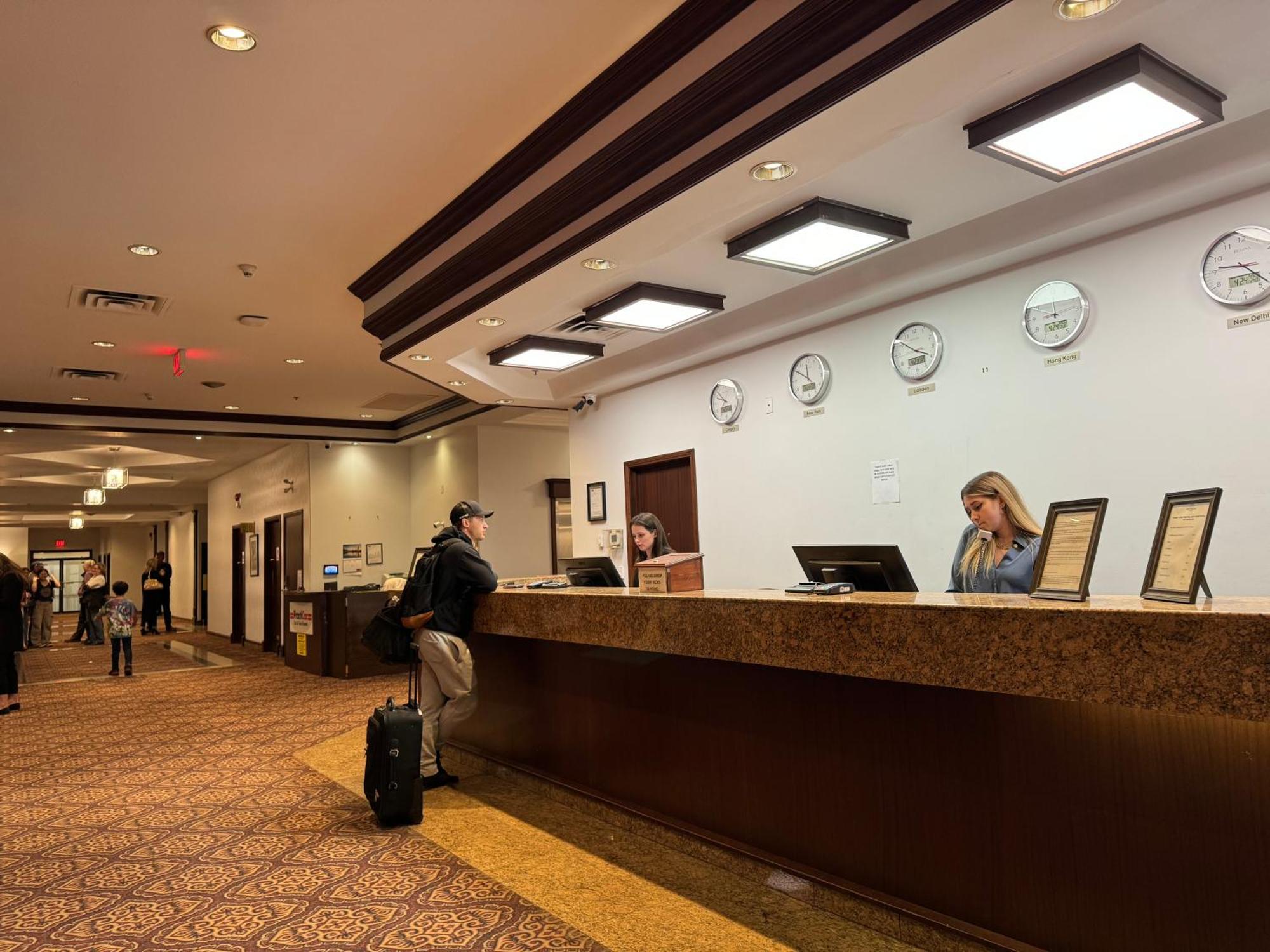 Divya Sutra Plaza And Conference Centre Calgary Airport Hotel Bagian luar foto