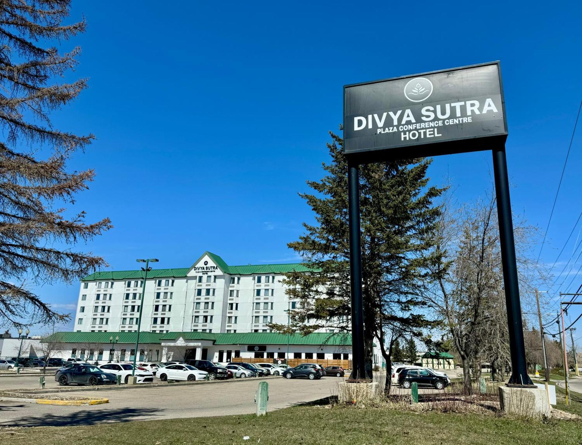 Divya Sutra Plaza And Conference Centre Calgary Airport Hotel Bagian luar foto