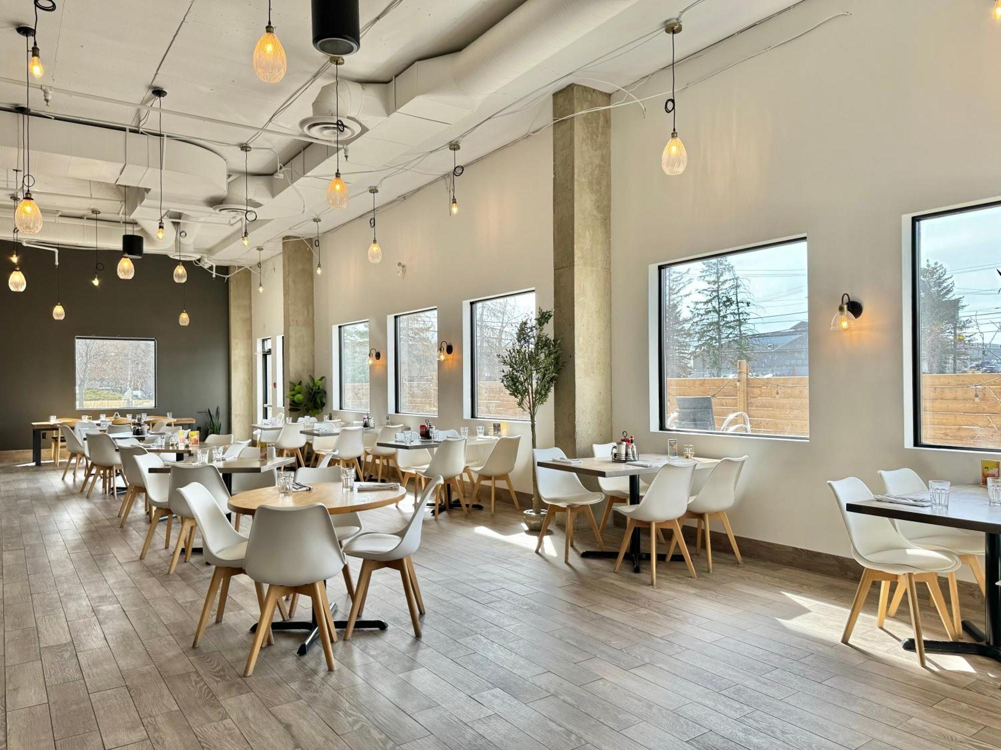 Divya Sutra Plaza And Conference Centre Calgary Airport Hotel Bagian luar foto