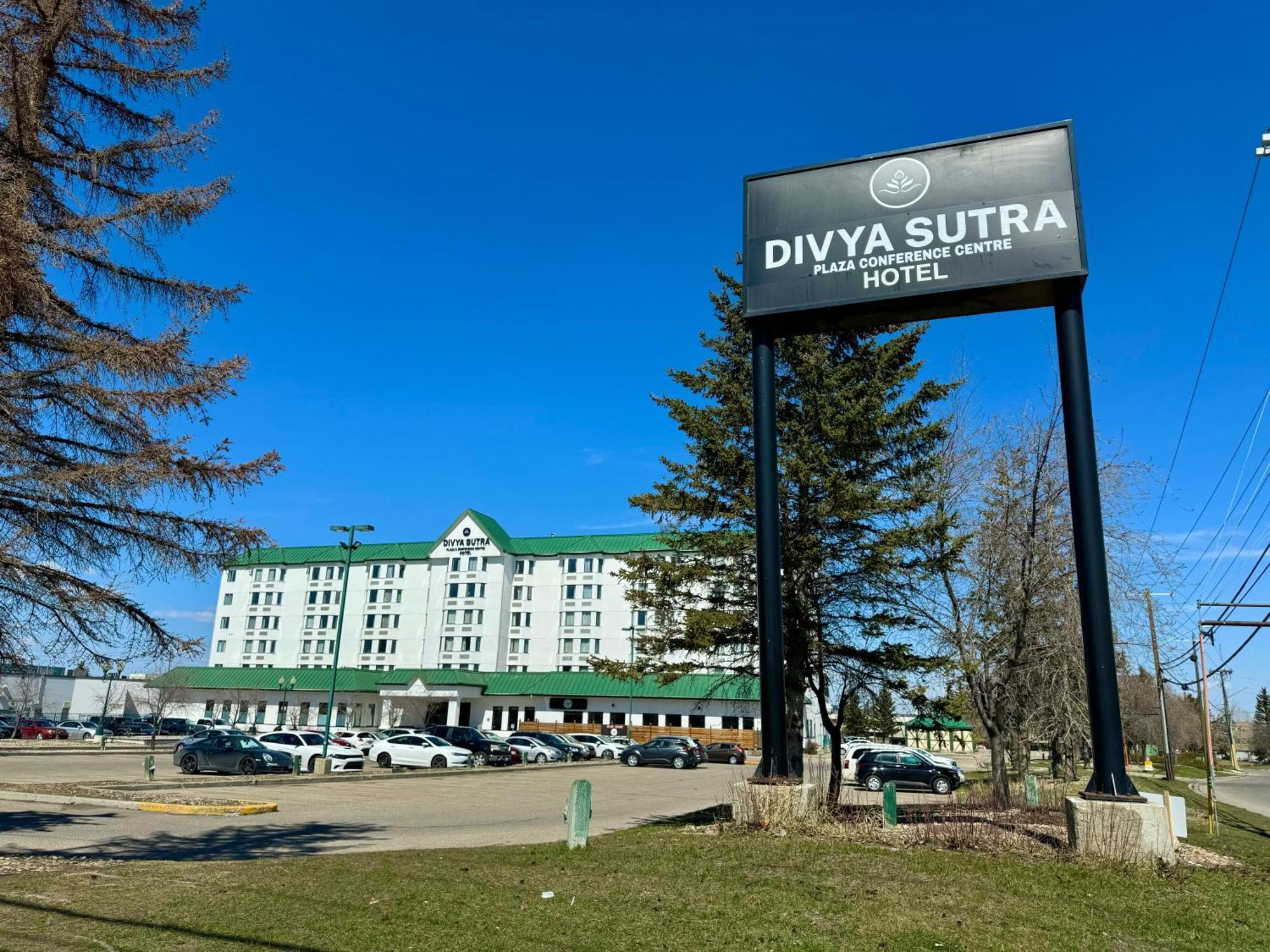 Divya Sutra Plaza And Conference Centre Calgary Airport Hotel Bagian luar foto