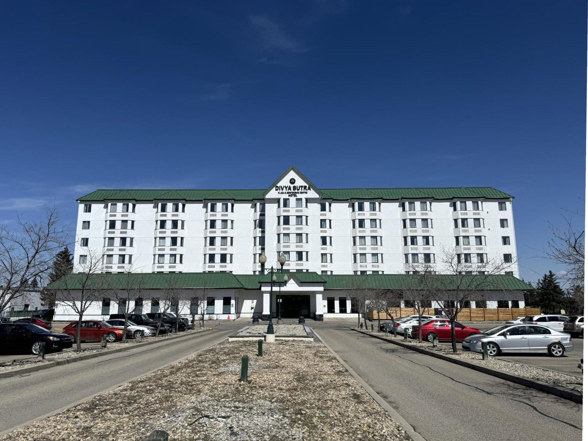 Divya Sutra Plaza And Conference Centre Calgary Airport Hotel Bagian luar foto