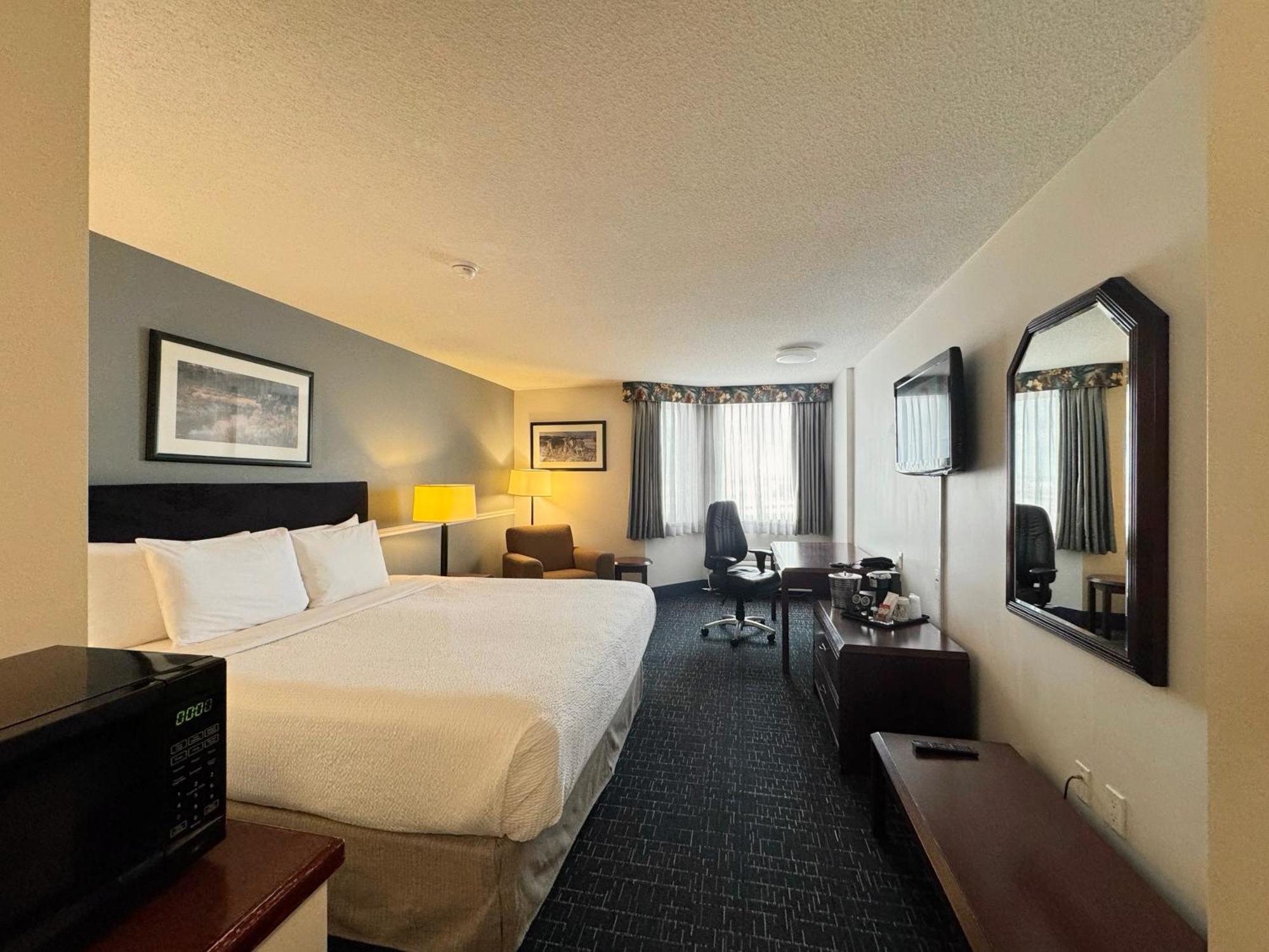 Divya Sutra Plaza And Conference Centre Calgary Airport Hotel Bagian luar foto