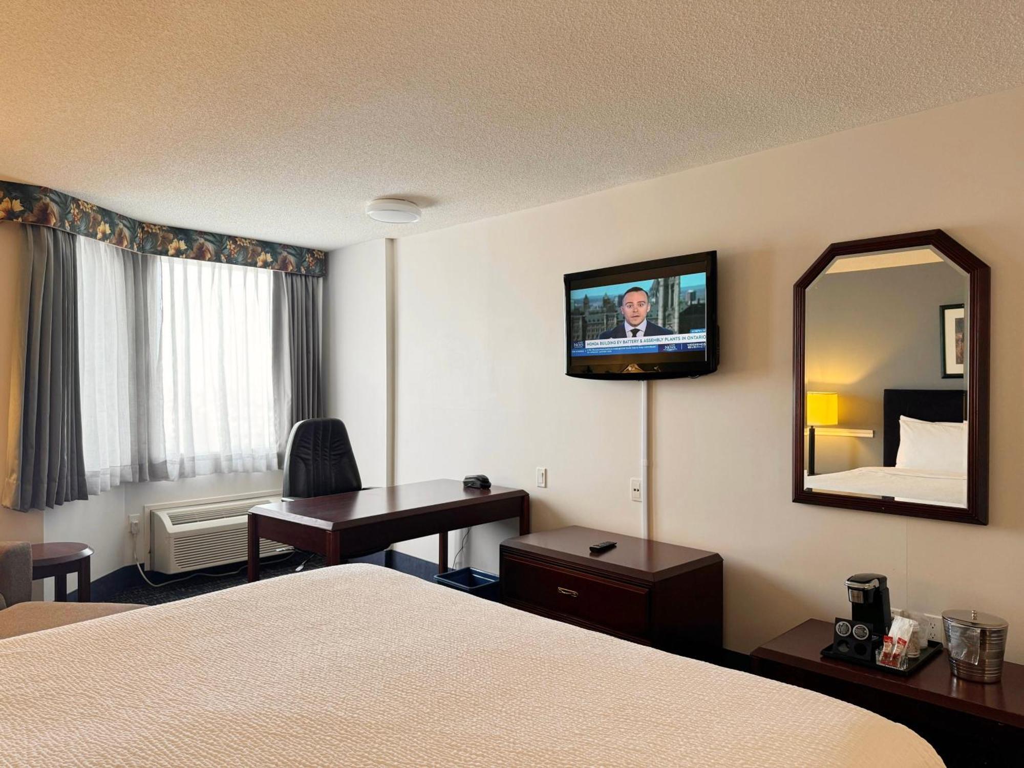 Divya Sutra Plaza And Conference Centre Calgary Airport Hotel Bagian luar foto