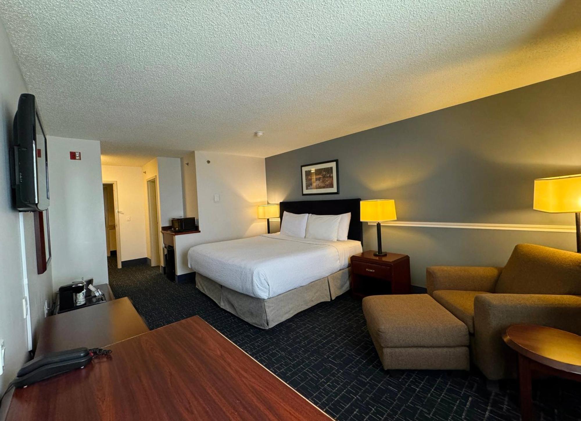 Divya Sutra Plaza And Conference Centre Calgary Airport Hotel Bagian luar foto