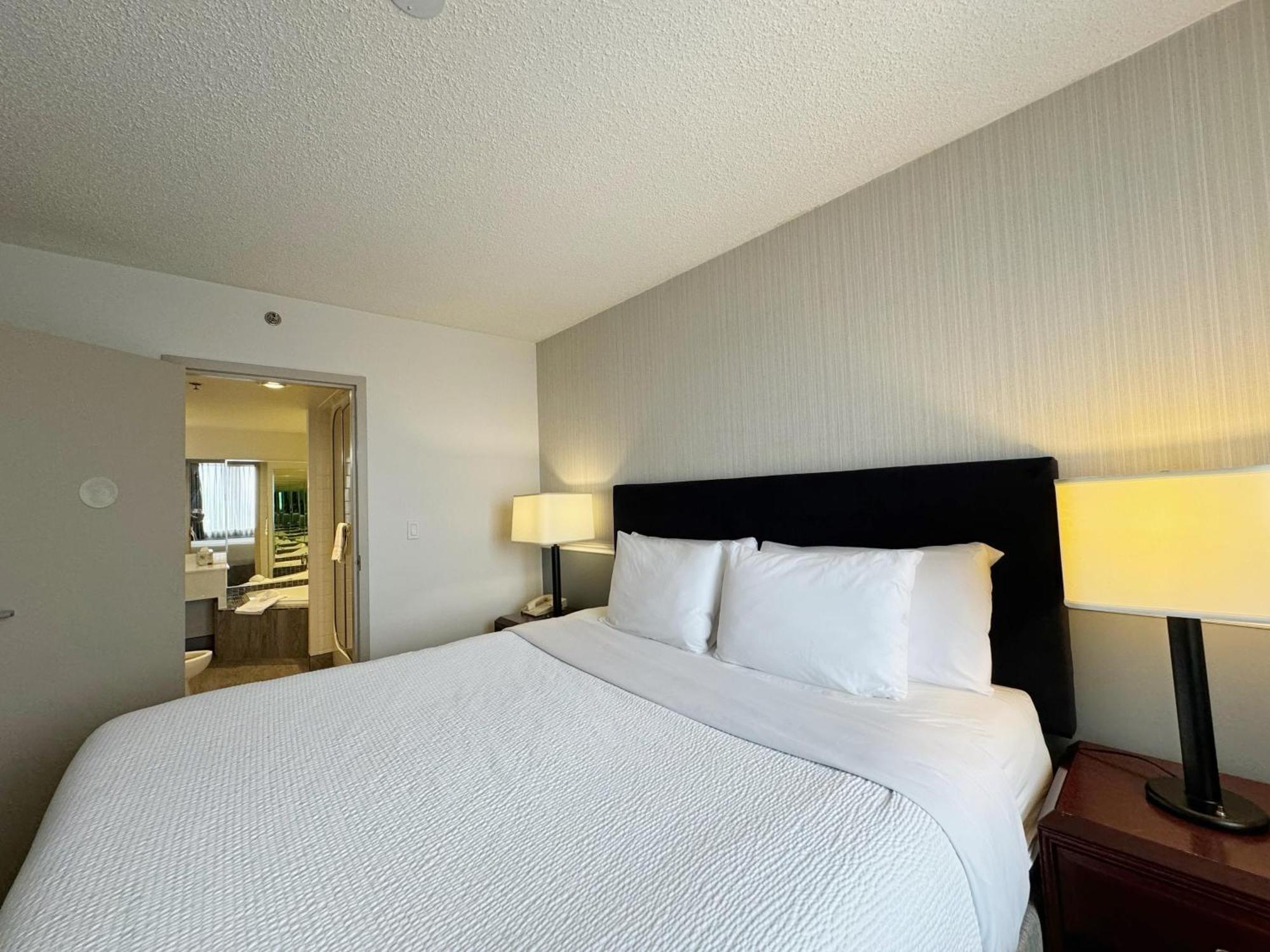 Divya Sutra Plaza And Conference Centre Calgary Airport Hotel Bagian luar foto