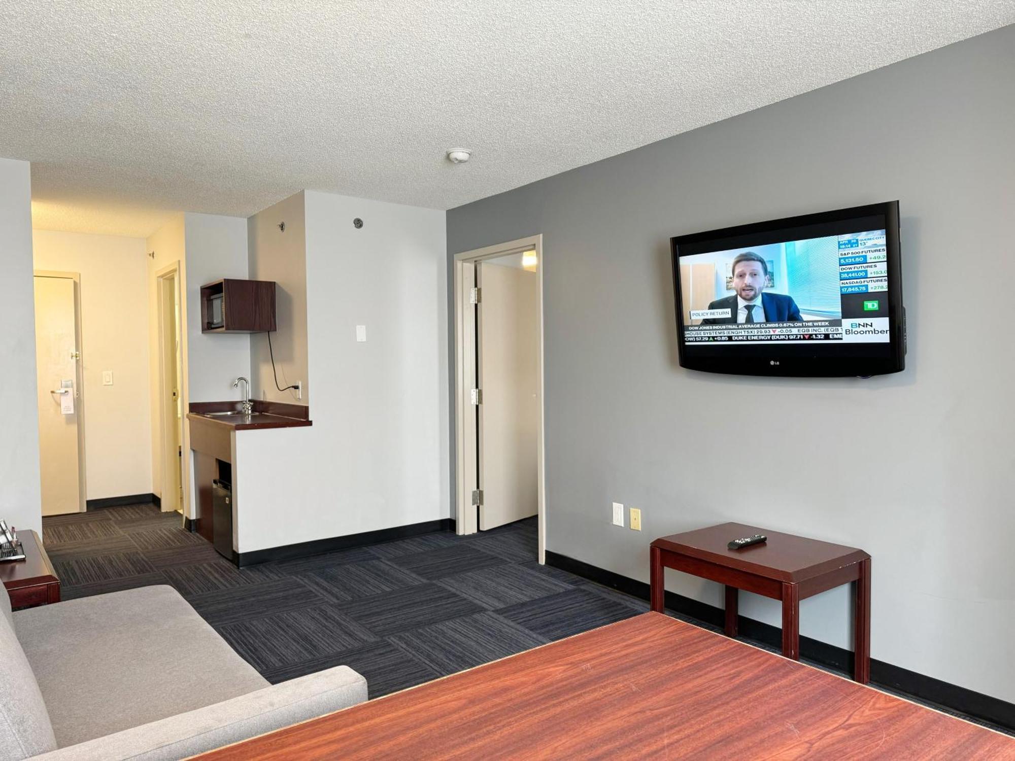 Divya Sutra Plaza And Conference Centre Calgary Airport Hotel Bagian luar foto