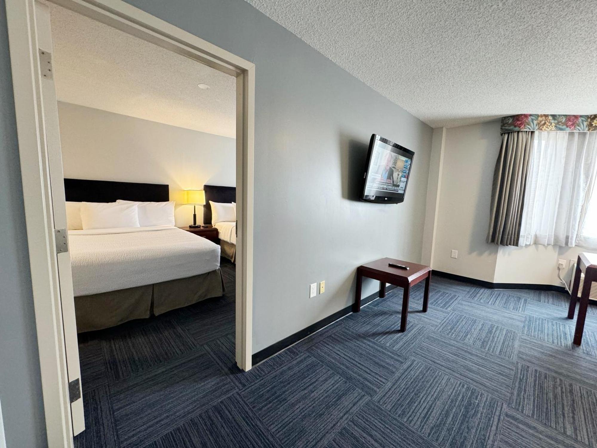 Divya Sutra Plaza And Conference Centre Calgary Airport Hotel Bagian luar foto