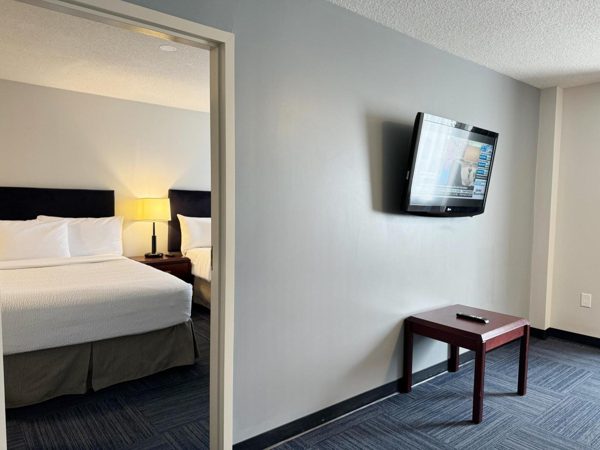 Divya Sutra Plaza And Conference Centre Calgary Airport Hotel Bagian luar foto