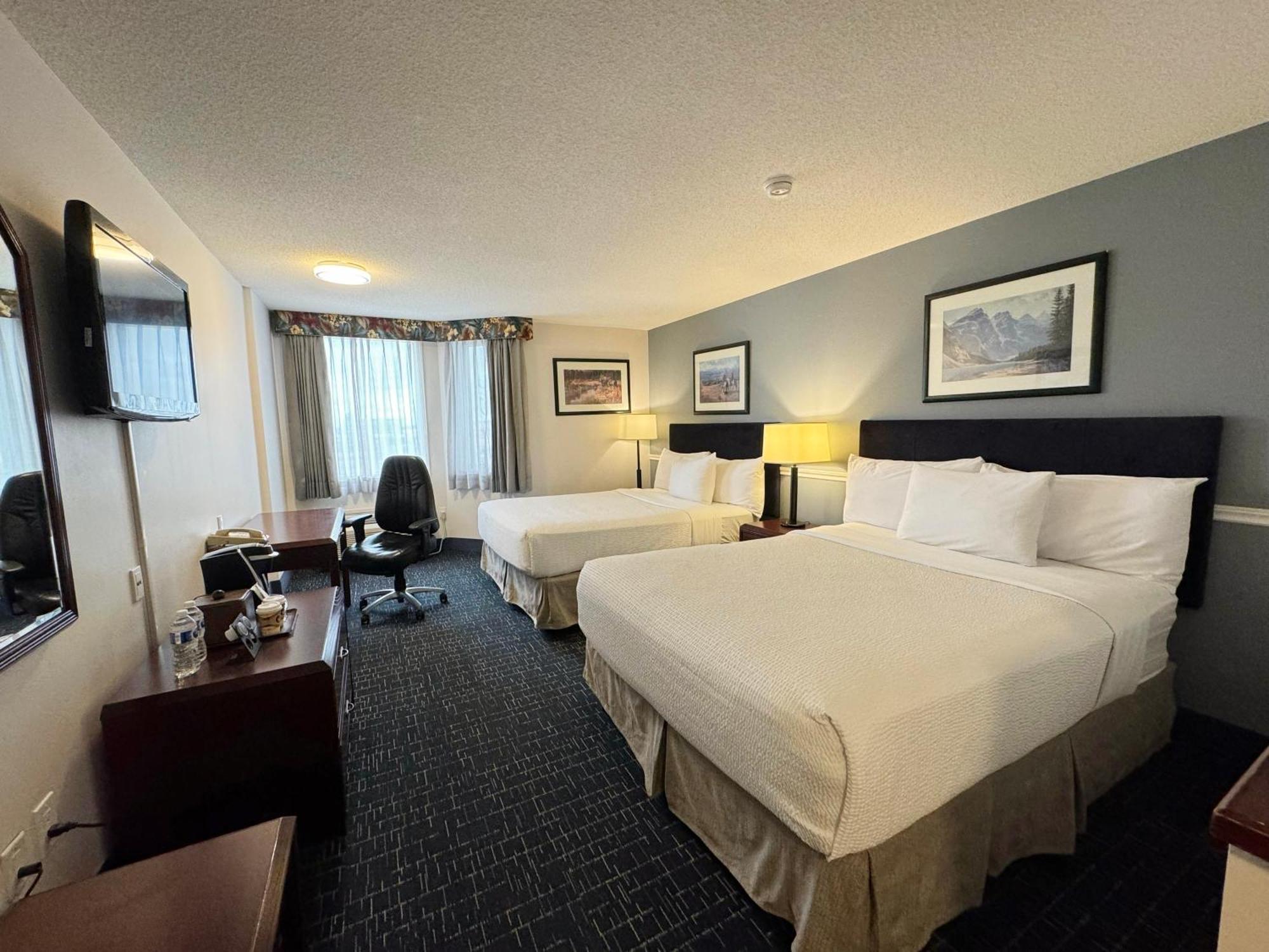 Divya Sutra Plaza And Conference Centre Calgary Airport Hotel Bagian luar foto