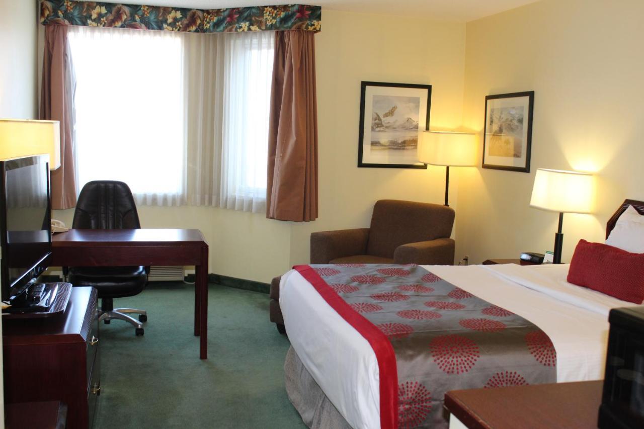 Divya Sutra Plaza And Conference Centre Calgary Airport Hotel Bagian luar foto